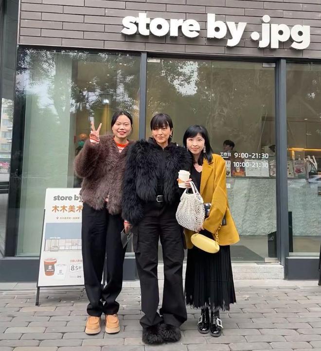 徐濠萦晒全家合照跨年，一家三口合体幸福满溢，19岁女儿近照曝光