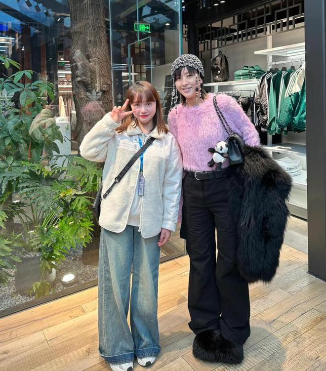 徐濠萦晒全家合照跨年，一家三口合体幸福满溢，19岁女儿近照曝光