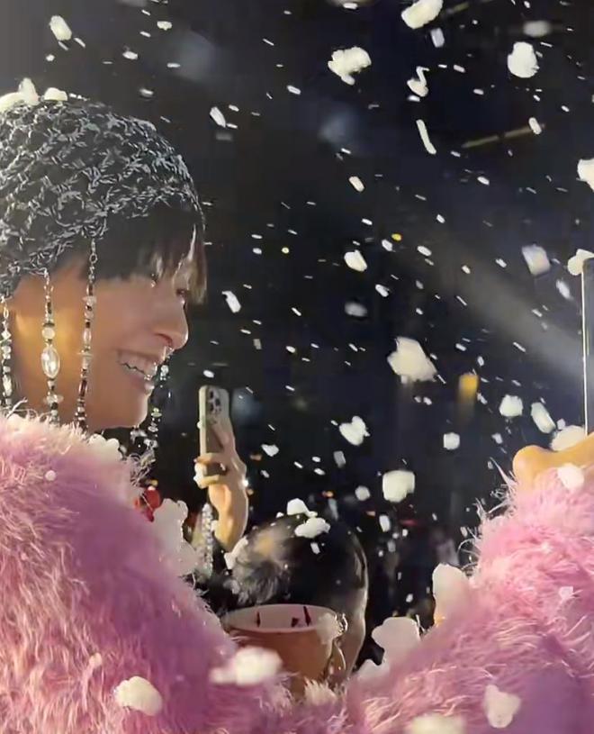 徐濠萦晒全家合照跨年，一家三口合体幸福满溢，19岁女儿近照曝光