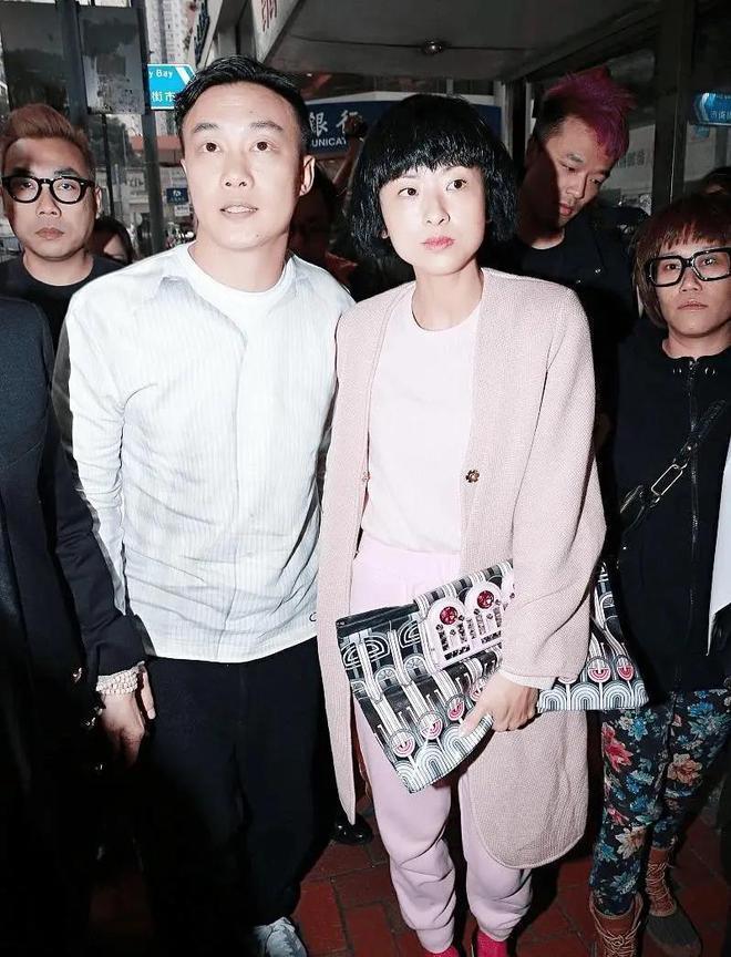 徐濠萦晒全家合照跨年，一家三口合体幸福满溢，19岁女儿近照曝光