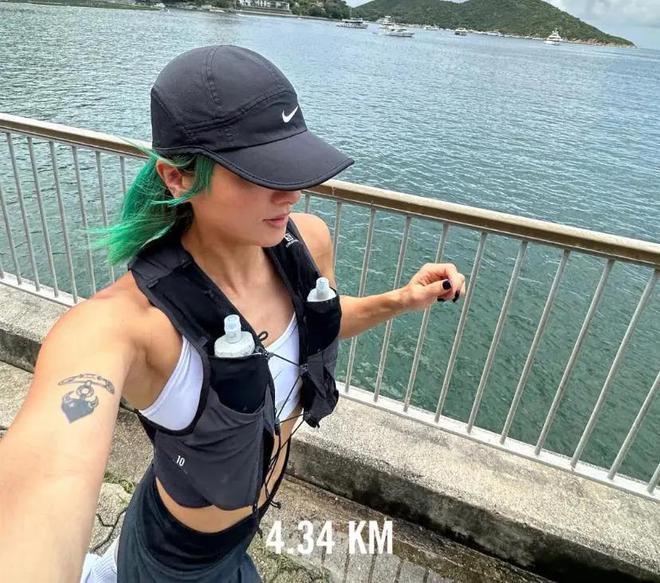 徐濠萦晒全家合照跨年，一家三口合体幸福满溢，19岁女儿近照曝光