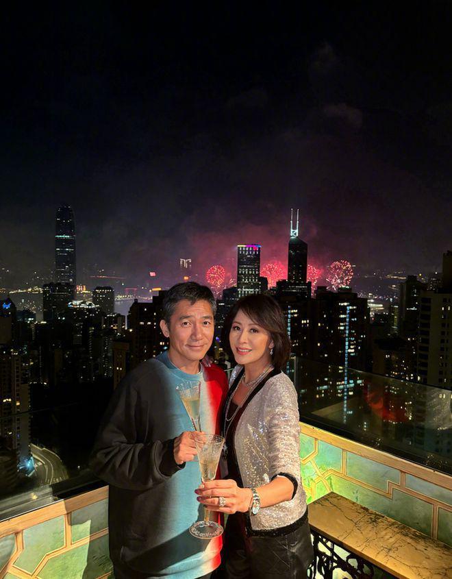 刘嘉玲晒合照庆元旦：珠光宝气好贵气，与梁朝伟举香槟庆贺好恩爱