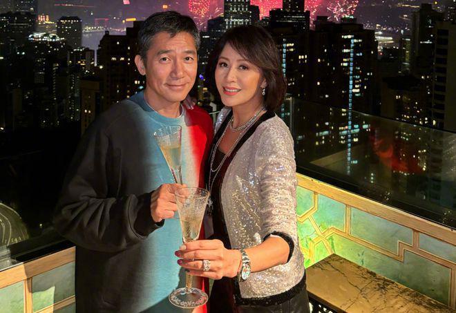 刘嘉玲晒合照庆元旦：珠光宝气好贵气，与梁朝伟举香槟庆贺好恩爱