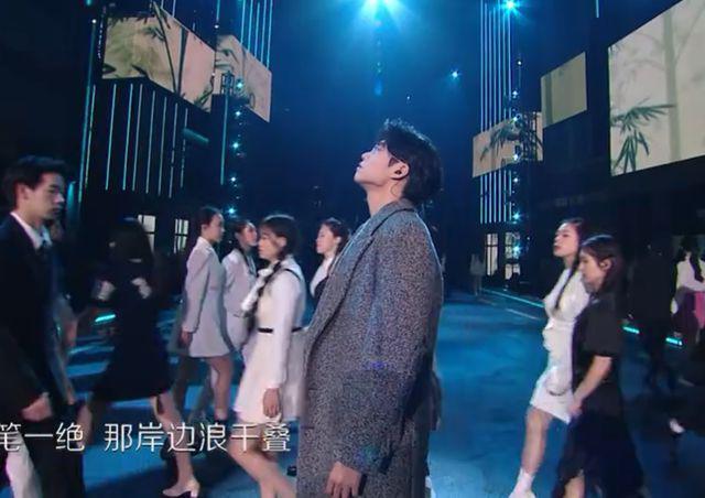 湖南跨年这一夜，天天兄弟再同台，汪涵谢娜落泪，王一博被指假唱