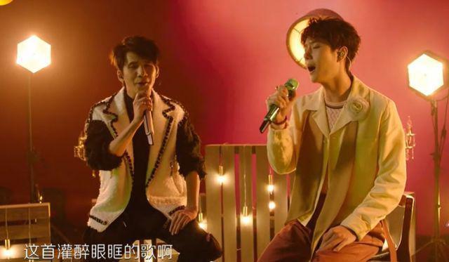 湖南跨年这一夜，天天兄弟再同台，汪涵谢娜落泪，王一博被指假唱