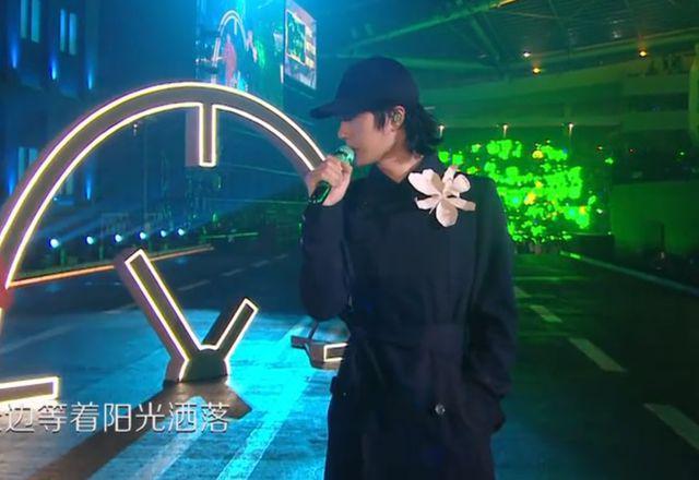 湖南跨年这一夜，天天兄弟再同台，汪涵谢娜落泪，王一博被指假唱
