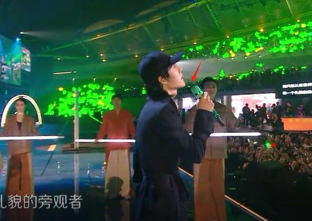 湖南跨年这一夜，天天兄弟再同台，汪涵谢娜落泪，王一博被指假唱