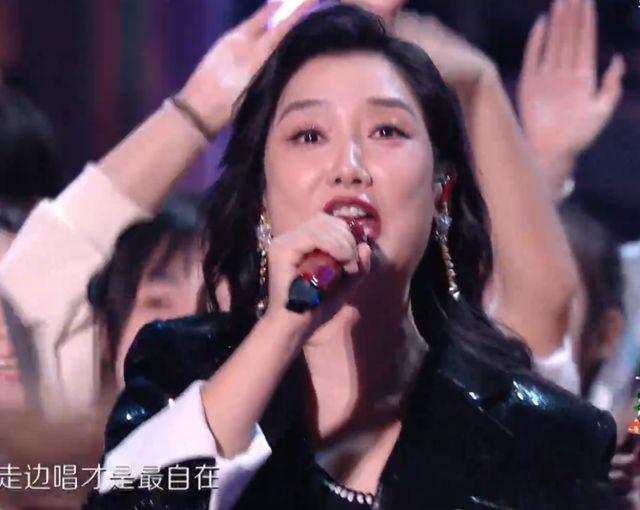 湖南跨年这一夜，天天兄弟再同台，汪涵谢娜落泪，王一博被指假唱