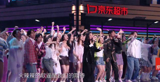 湖南跨年这一夜，天天兄弟再同台，汪涵谢娜落泪，王一博被指假唱
