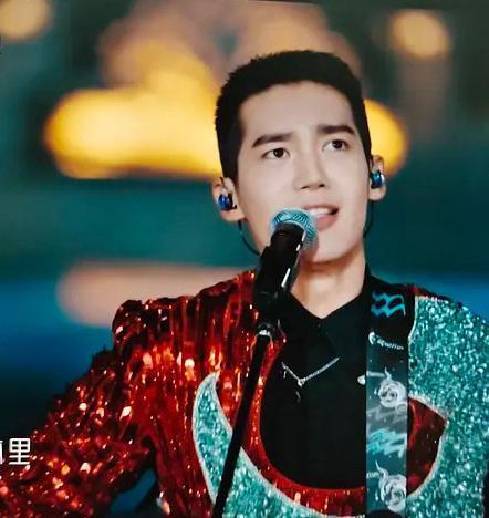 跨年这一夜,撕下了多少内娱明星的遮羞布,假唱、脸垮、走调破音