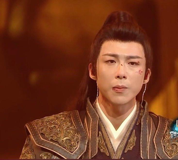 跨年这一夜,撕下了多少内娱明星的遮羞布,假唱、脸垮、走调破音