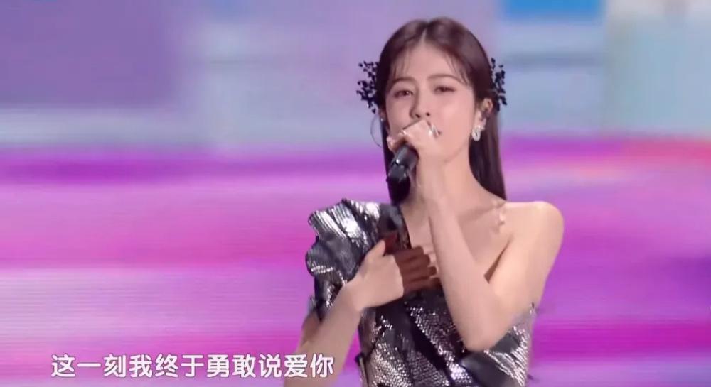 跨年这一夜,撕下了多少内娱明星的遮羞布,假唱、脸垮、走调破音