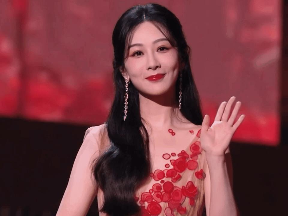 跨年这一夜,撕下了多少内娱明星的遮羞布,假唱、脸垮、走调破音