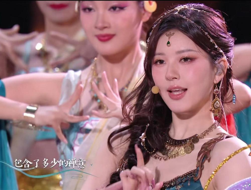 跨年这一夜,撕下了多少内娱明星的遮羞布,假唱、脸垮、走调破音