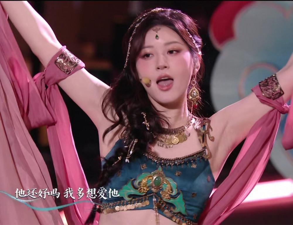 跨年这一夜,撕下了多少内娱明星的遮羞布,假唱、脸垮、走调破音