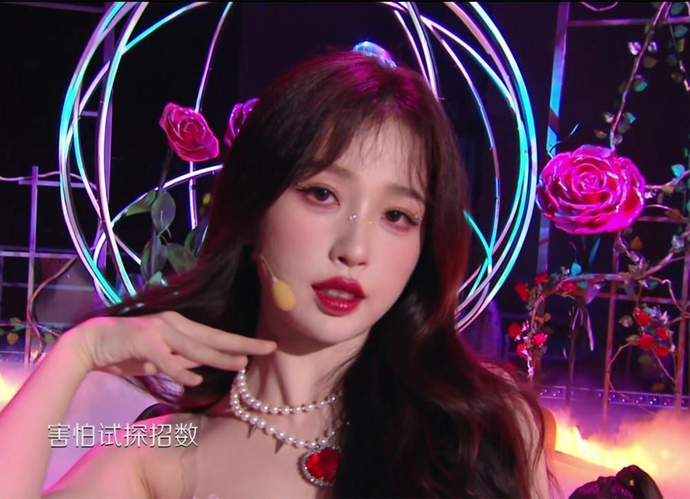 跨年这一夜,撕下了多少内娱明星的遮羞布,假唱、脸垮、走调破音