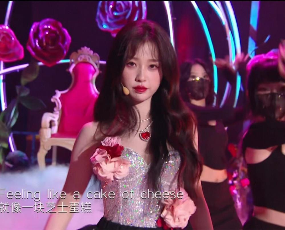 跨年这一夜,撕下了多少内娱明星的遮羞布,假唱、脸垮、走调破音