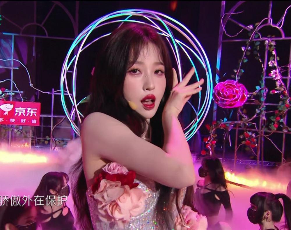 跨年这一夜,撕下了多少内娱明星的遮羞布,假唱、脸垮、走调破音