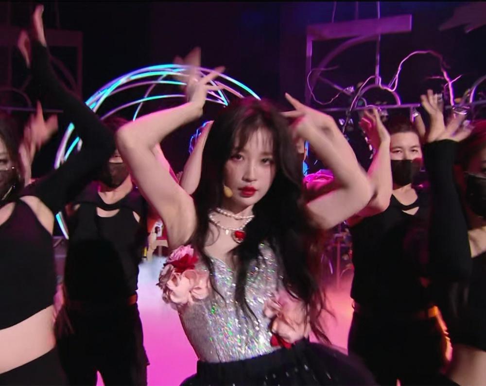 跨年这一夜,撕下了多少内娱明星的遮羞布,假唱、脸垮、走调破音