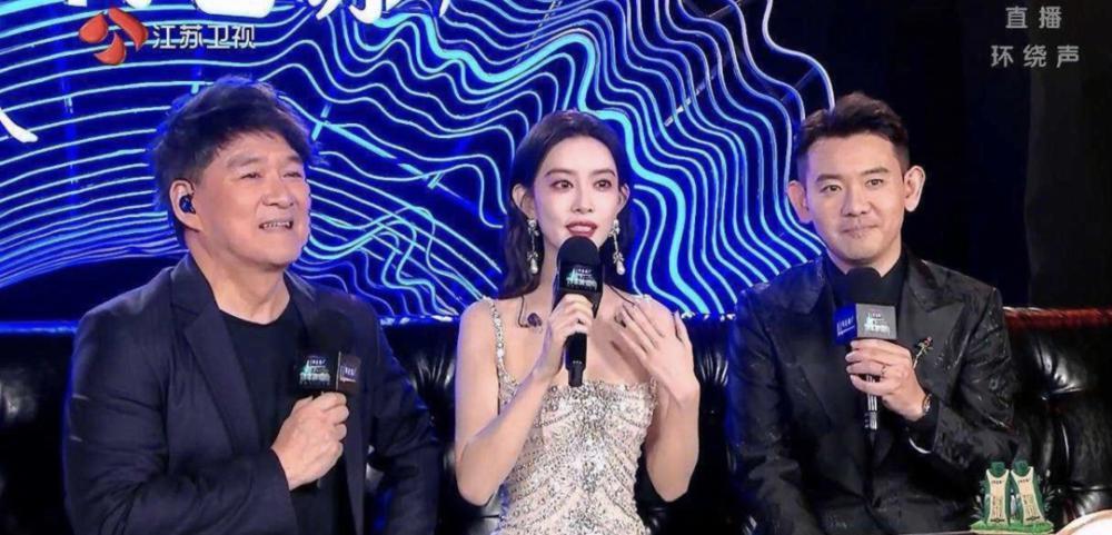 真唱难听，假唱翻车！跨年夜明星的「真实水准」，治好了我的精神内耗