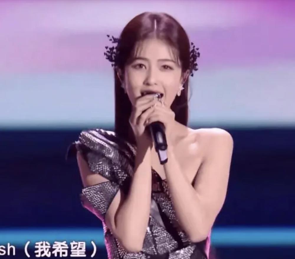 真唱难听，假唱翻车！跨年夜明星的「真实水准」，治好了我的精神内耗