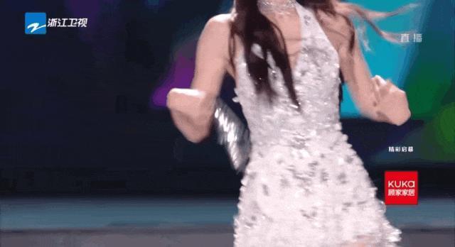 真唱难听，假唱翻车！跨年夜明星的「真实水准」，治好了我的精神内耗