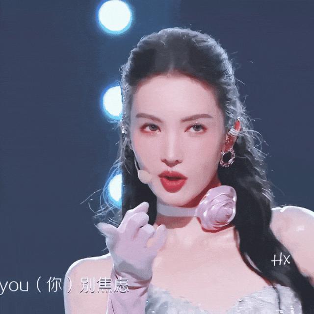 真唱难听，假唱翻车！跨年夜明星的「真实水准」，治好了我的精神内耗