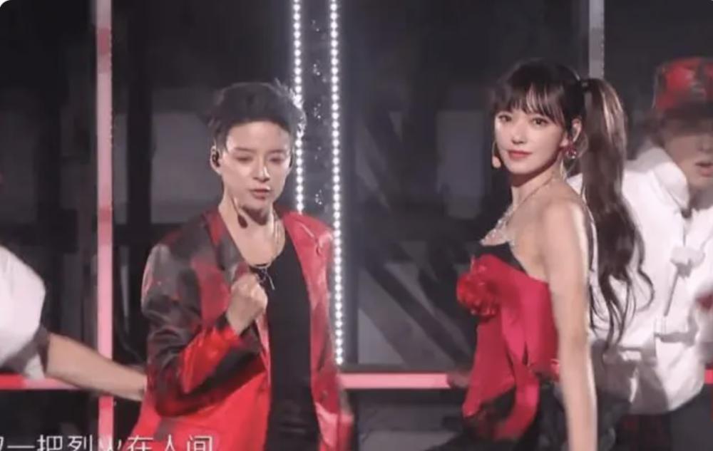 真唱难听，假唱翻车！跨年夜明星的「真实水准」，治好了我的精神内耗