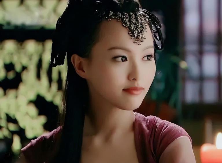 唐嫣嘟嘴卖萌引网友热议，40岁还能这么可爱，网友：少女感十足