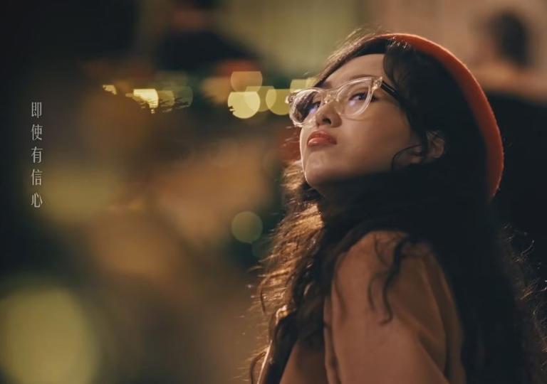 唐嫣嘟嘴卖萌引网友热议，40岁还能这么可爱，网友：少女感十足