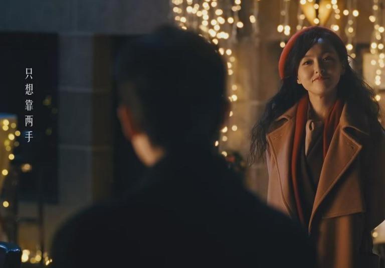 唐嫣嘟嘴卖萌引网友热议，40岁还能这么可爱，网友：少女感十足