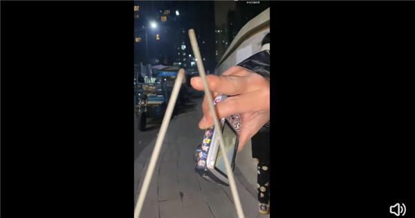 女生误把电焊条当成仙女棒引围观：如果点燃会是最靓的仔
