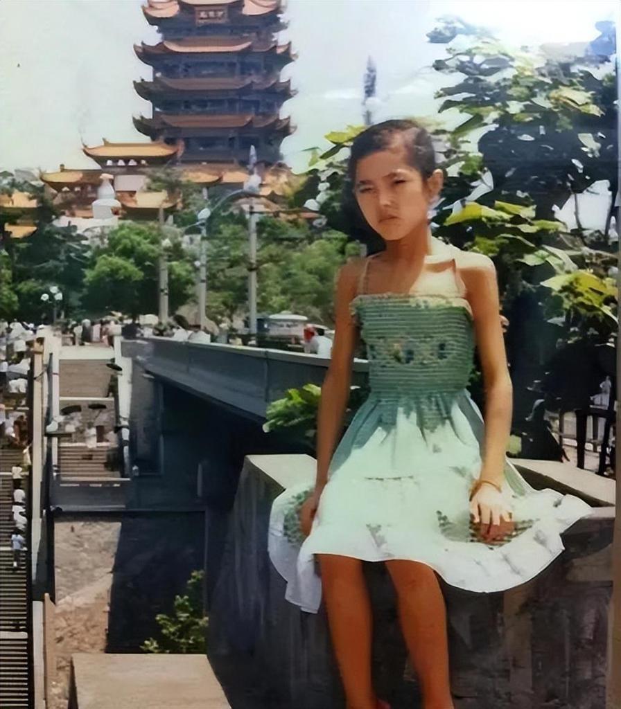 47岁曾黎主持跨年晚会上热搜：美是她最不值一提的优势