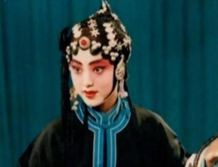 47岁曾黎主持跨年晚会上热搜：美是她最不值一提的优势