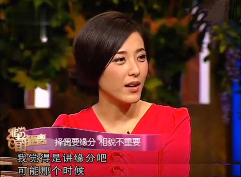 47岁曾黎主持跨年晚会上热搜：美是她最不值一提的优势