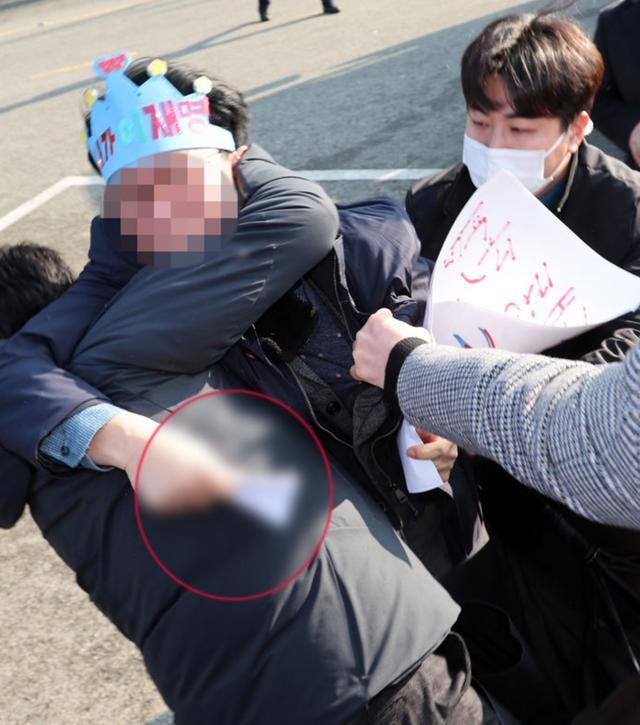 李在明最新伤情曝光：颈部大量出血 仍有意识