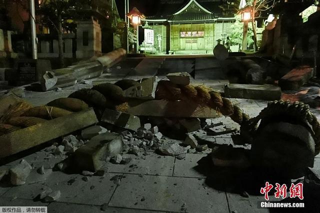 日本石川县发生7.6级地震 该县一处神社鸟居坍塌