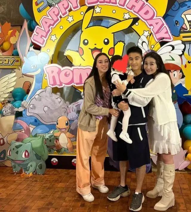 奚梦瑶父母去香港跨年，和赌王亲家拍全家福站位有讲究