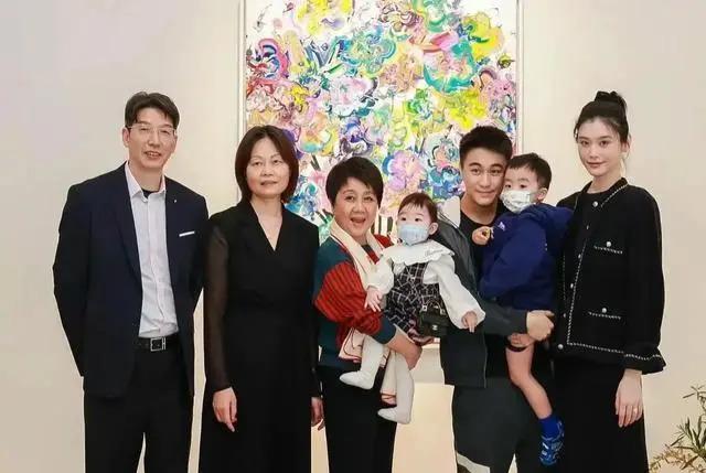 奚梦瑶父母去香港跨年，和赌王亲家拍全家福站位有讲究