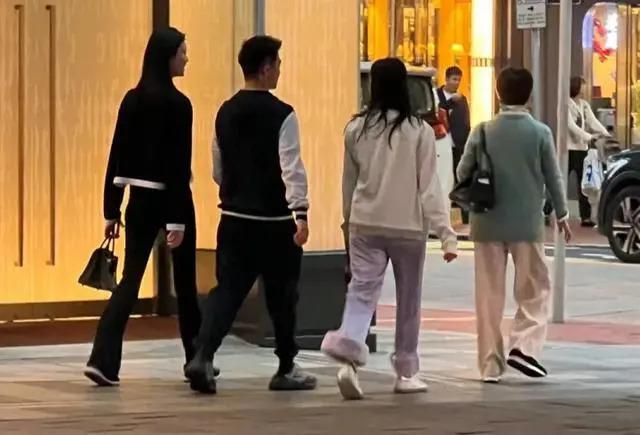 奚梦瑶父母去香港跨年，和赌王亲家拍全家福站位有讲究