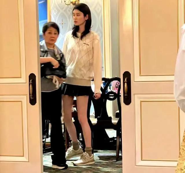 奚梦瑶父母去香港跨年，和赌王亲家拍全家福站位有讲究