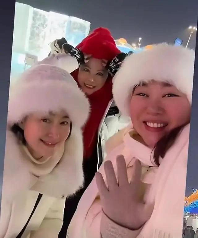 奚梦瑶父母去香港跨年，和赌王亲家拍全家福站位有讲究