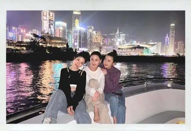 奚梦瑶父母去香港跨年，和赌王亲家拍全家福站位有讲究