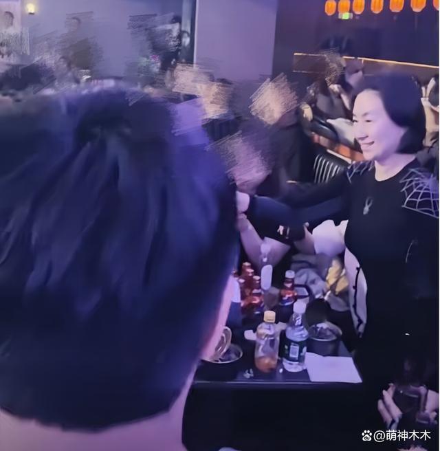 何超琼现身哈尔滨夜店，多位路人上前敬酒，本尊豪气一饮而尽