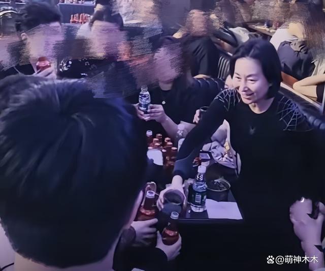 何超琼现身哈尔滨夜店，多位路人上前敬酒，本尊豪气一饮而尽