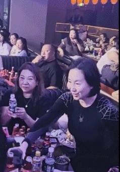 何超琼现身哈尔滨夜店，多位路人上前敬酒，本尊豪气一饮而尽