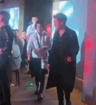 何超琼现身哈尔滨夜店，多位路人上前敬酒，本尊豪气一饮而尽