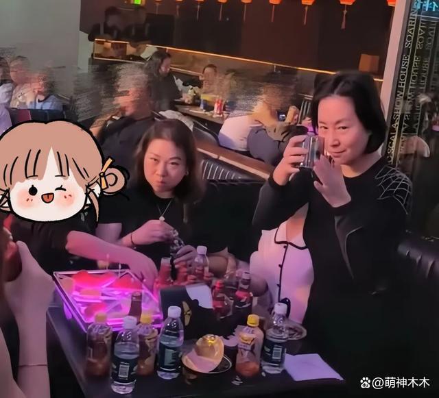 何超琼现身哈尔滨夜店，多位路人上前敬酒，本尊豪气一饮而尽