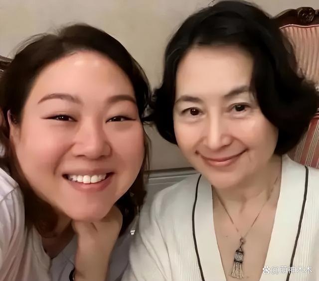何超琼现身哈尔滨夜店，多位路人上前敬酒，本尊豪气一饮而尽