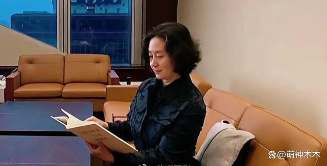 何超琼现身哈尔滨夜店，多位路人上前敬酒，本尊豪气一饮而尽